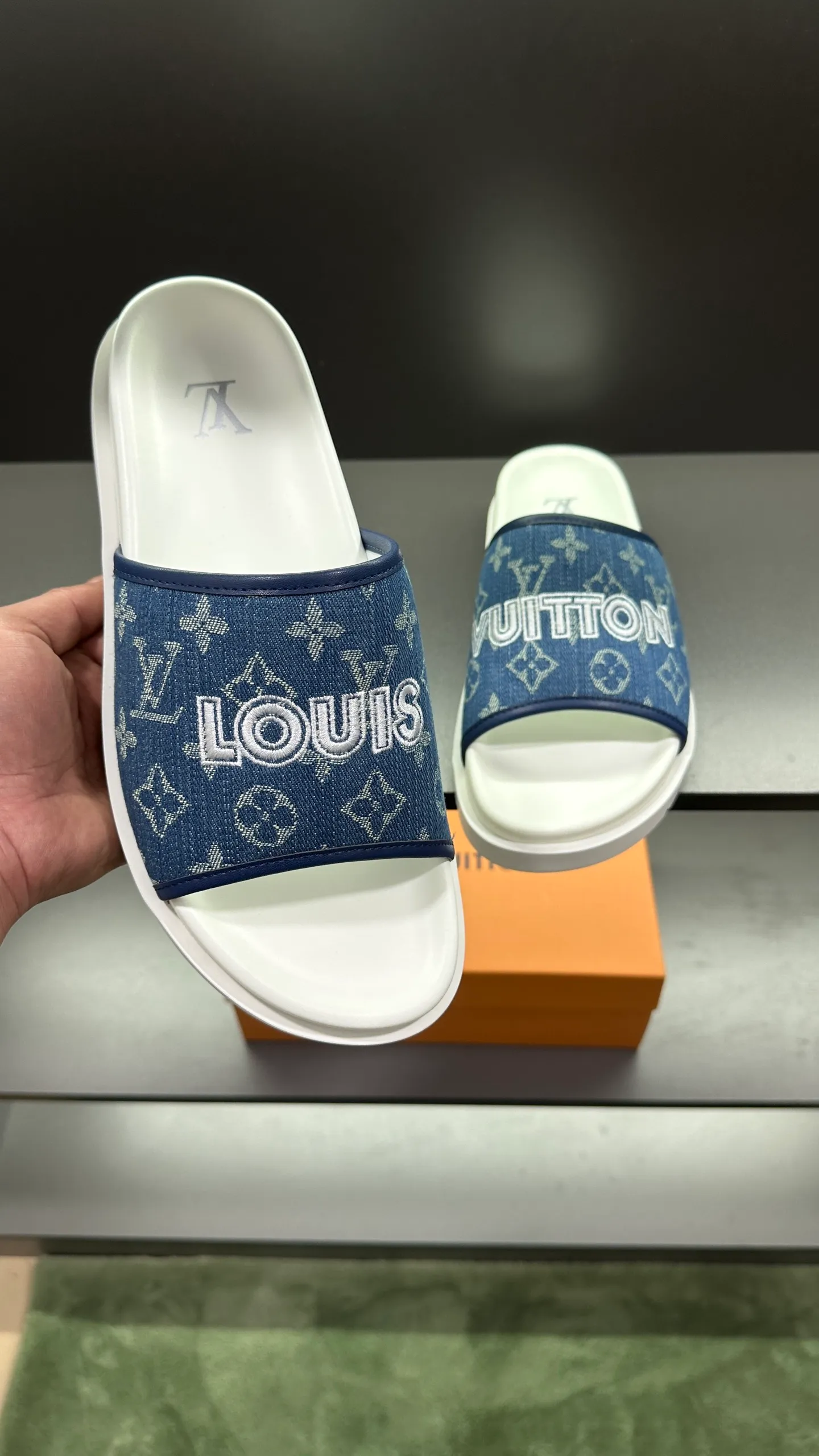 [L Home] P: 300💰Size: 38-45 Top purchasing lv men's summer slippers, classic presbyopia with soft real leather lining, unique color splicing effect, distinctive personality, fashionable and trendy essential style, light and comfortable. Lightweight and tough rubber insole, micro ridged foam outsole, super comfortable!